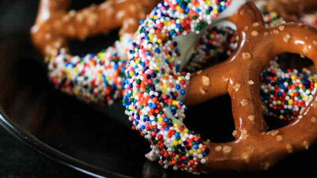 White chocolate dipped pretzels 640x3601